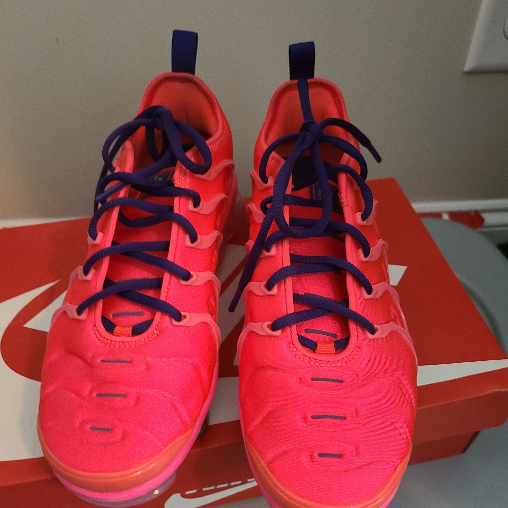 Nike Air VaporMax Plus Women's Shoes Size 7.5 Bright Crimson Pink Blast